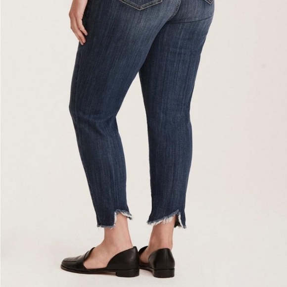 Torrid Girlfriend Two Tone Frayed Hem Jeans - Picture 15 of 15